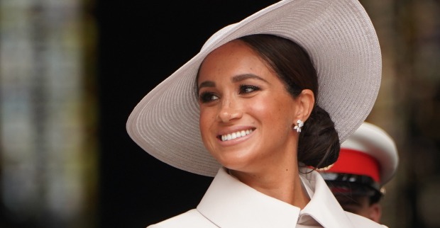 Herzogin Meghan mit einem weißen Hut