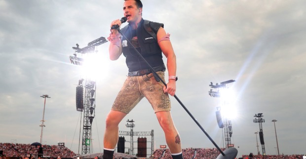 Andreas Gabalier mit Mikrophon auf Bühne