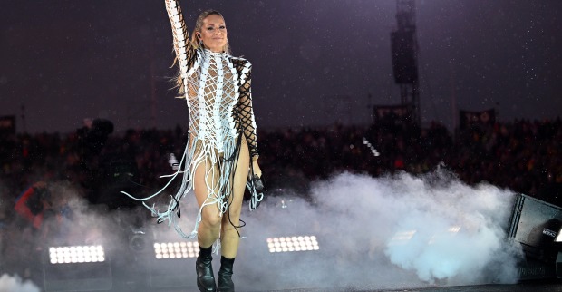 Helene Fischer im Fransenkleid auf der Bühne