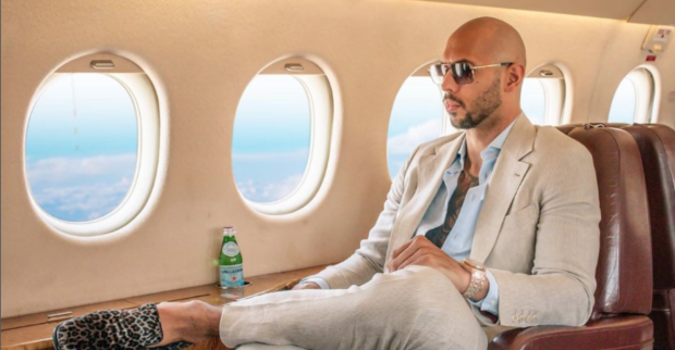 Andrew Tate in einem Privatjet