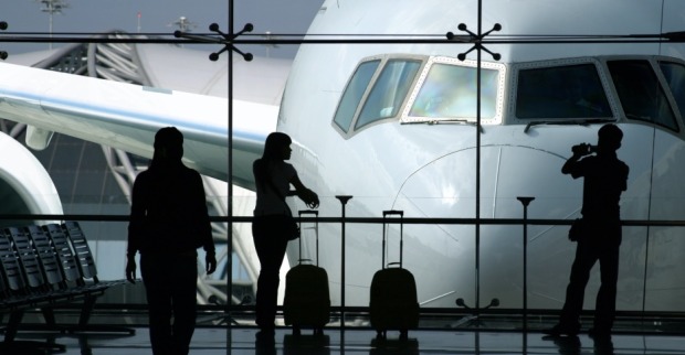 Wartende Menschen am Flughafen | Credit: Photo by L.Filipe C.Sousa on Unsplash