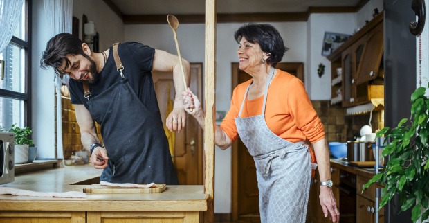 Otto Jaus mit seiner Mutter Elisabeth in der Küche