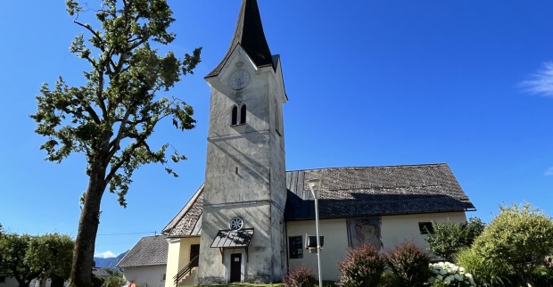 Kirche St. Gandolf bei sonnigem Wetter