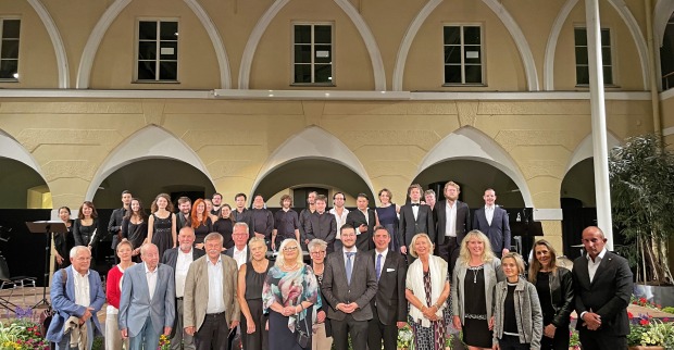 Gruppe von Menschen vor dem Spittl in Spittal/Drau