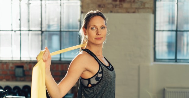 Frau, die mit Gymnastikband Sport macht