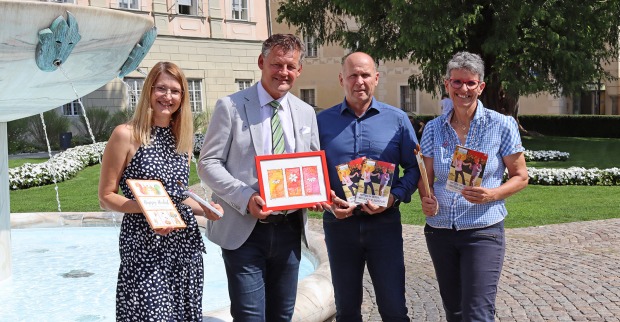 Vier Personen bei der Präsentation des Seniorenprogramms