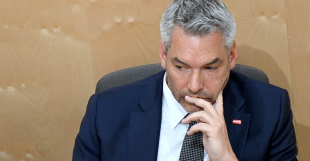Karl Nehammer im Nationalrat. Er hat den Kopf in die Hand gestütztK