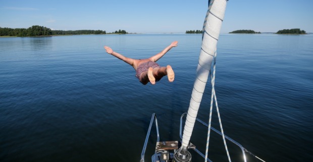 Mann springt von Boot in Vänern See in Schweden. | Credit: unsplash