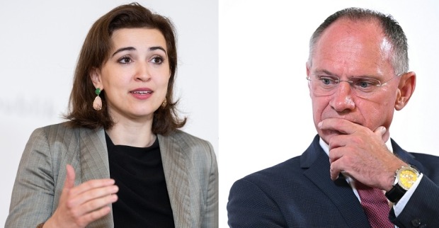 Montage: Alma Zadic spricht und gestikuliert. Links Gerhard Karner, er hält sich die Hand vor den Mund