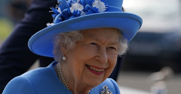 Queen Elizabeth II. in einem blauen Ensemble