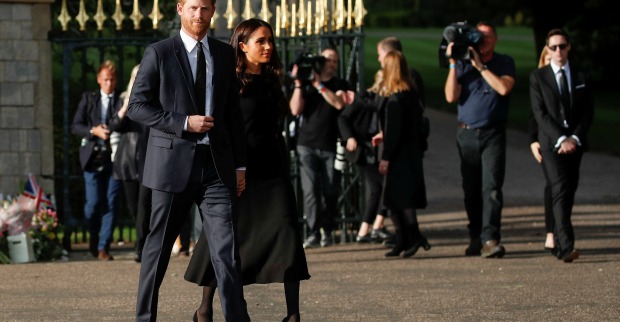 Harry und Meghan vor Schloss Windsor