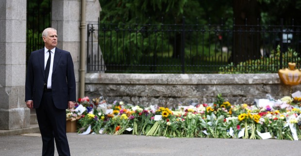 Prinz Andrew vor niedergelegten Blumen auf Schloss Balmoral