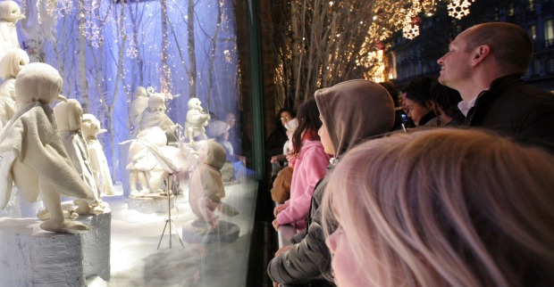 Kind schaut in beleuchtetes Schaufenster