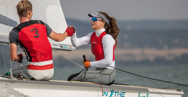 Rosa Donner mit ihrem Vorschoter Sebastian Slivon in einem Segelboot