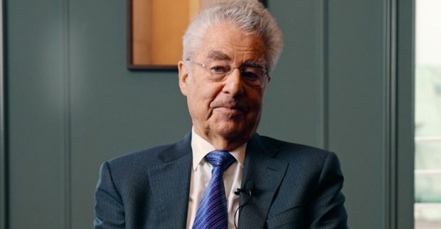 Ein Screenshot aus der Videobotschaft von Heinz Fischer. Der ehemalige Bundespräsident trägt Krawatte und sieht freundlich frontal in die Kamera.