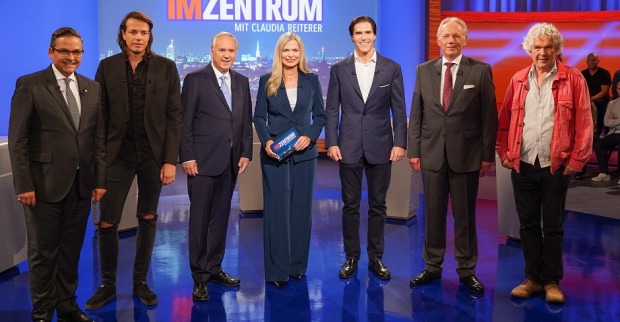 Die Kandidaten vor der Sendung mit Moderatorin Claudia Reiter.