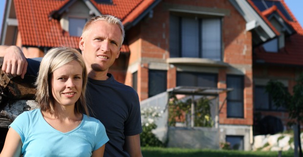 junges Paar steht vor einem Rohbau | Credit: iStock.com/theowl84