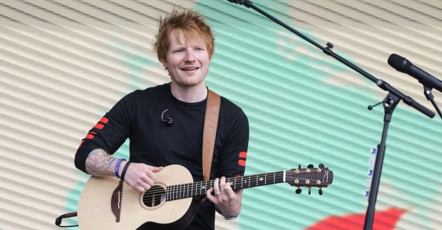 Ed Sheeran mit Gitarre auf der Bühne