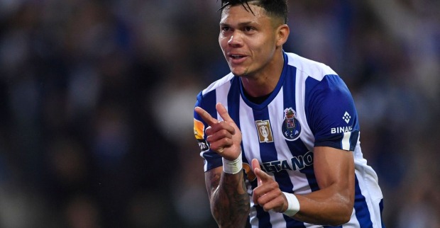 Der FC Porto-Spieler Evanilson, der mit zwei Fingern jubelnd Richtung Kamera gestikuliert