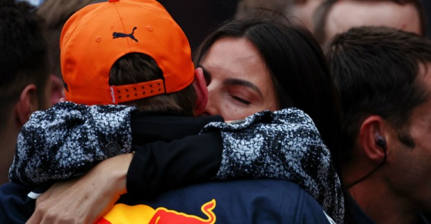 Verstappen-Freundin Kelly Pique umarmt den Weltmeister