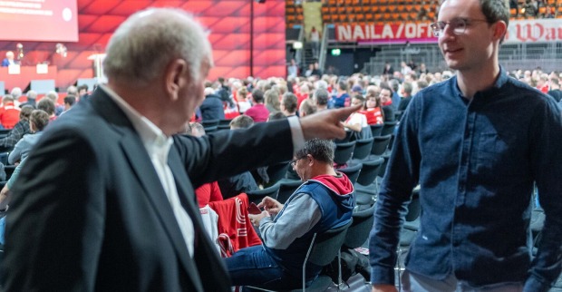 Ein erregt gestikulierender Uli Hoeneß im Streit mit Michael Ott