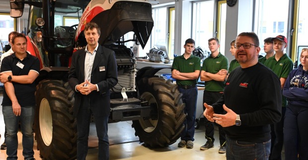 Funktionäre und Schüler beim Firmentag an der HTL1 Lastenstraße und Traktor