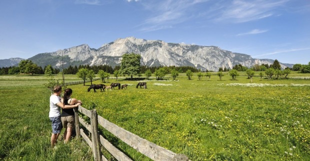 Aussicht von zwei Wanderern auf den Naturpark Dobratsch