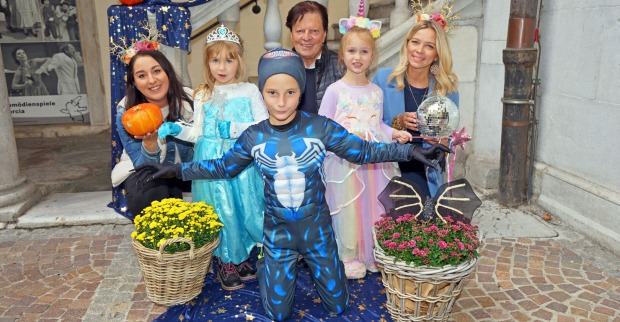 Kinder und Vertreter der Stadt Spittal