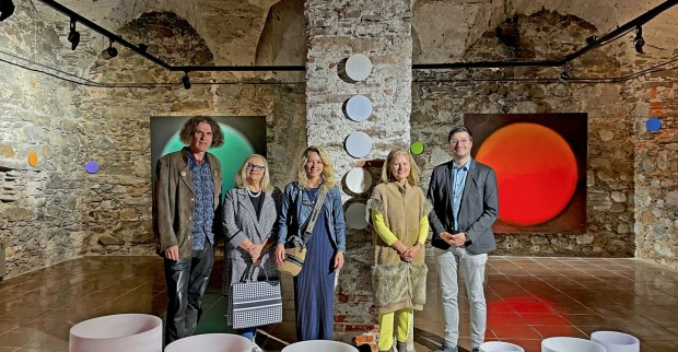 Kunst- und Politikvertreter in der Galerie Porcia