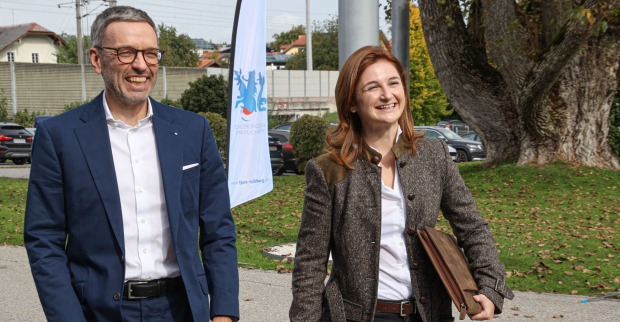 Porträt nebeneinander gehend