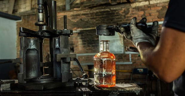 Die Flasche von Padre Azul Tequila wird an der Maschine abgefüllt. | Credit: Padre Azul