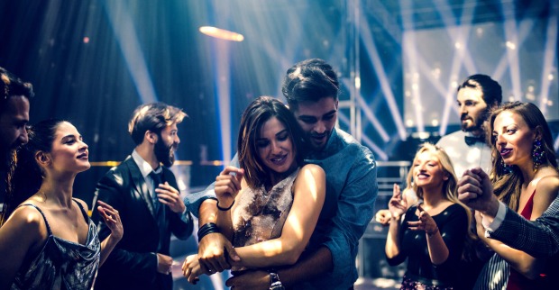 Paar flirtet und tanzt im Club