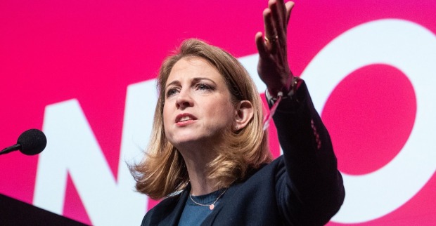 Beate Meinl-Reisinger bei ihrer Rede auf der pinken Mitgliederversammlung.