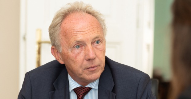 Michael Brunner im Porträt. Er wirkt ernst und konzentriert