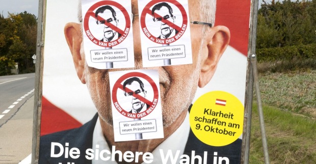 Beklebtes Wahlplakat von BP Alexander van der Bellen