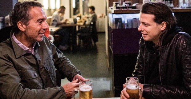 Christian Kern und Dominik Wlazny bei einem Bier in einer Bar