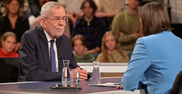 Alexander Van der Bellen im Studio der ORF-Elefantenrunde. Ihm gegenüber Moderatorin Susanne Schnabl.