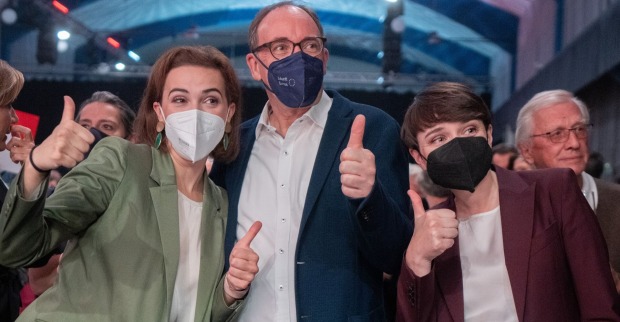 Alma Zadic, Gesundheitsminister Johannes Rauch und Klubchefin Sigrid Maurer (alle mit Maske) feiern gemeinsam. Sie deuten ein "Daumen hoch".