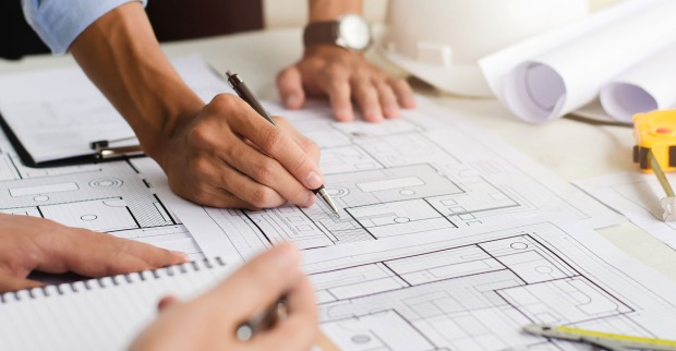 Ingenieure bei der Überarbeitung von Bauplänen | Credit: iStock.com/Sakorn Sukkasemsakorn