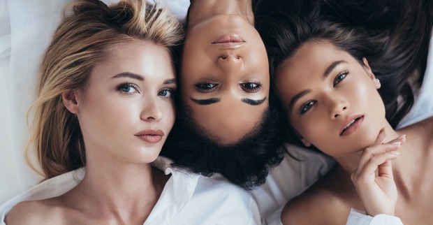 Drei junge Frauen auf dem Rücken liegend | Credit: iStock.com/LightFieldStudios