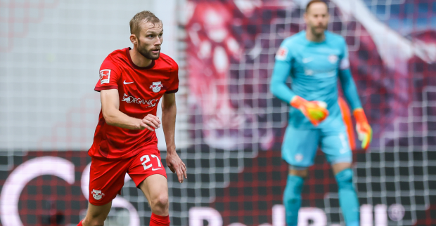 Konrad Laimer im Dress von RB Leipzig, der zu einem Dribbling mit dem Ball ansetzt