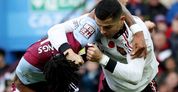 Cristiano Ronaldo im Gerangel mit Tyrone Mings.