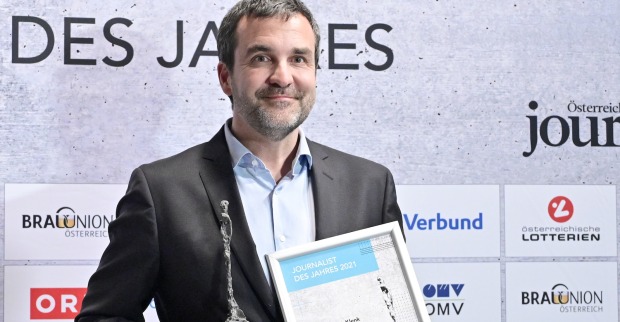 Porträt mit gerahmter Auszeichnung in den Händen