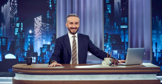 Porträt in der Show-Kulisse hinter dem Schreibtisch