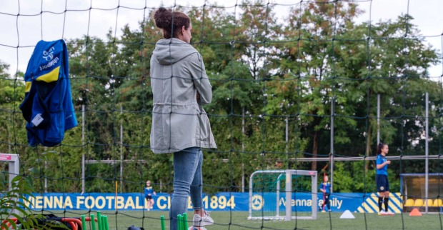 Nina Burger beobachtet ein Training der Vienna
