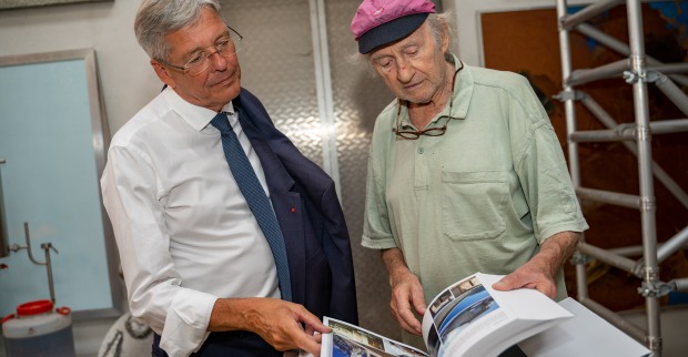 Landeshauptmann Peter Kaiser mit Künstler Cornelius Kolig