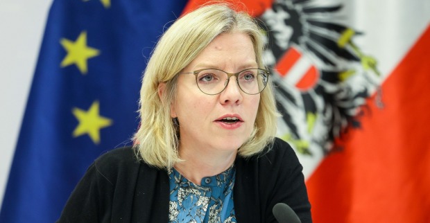 Gewessler bei einem Pressegespräch zur COP27 vor den Flaggen Östereichs und der EU