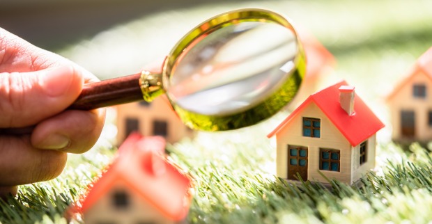 Blick durch die Lupe auf Spielzeughäuser | Credit: iStock.com/AndreyPopov