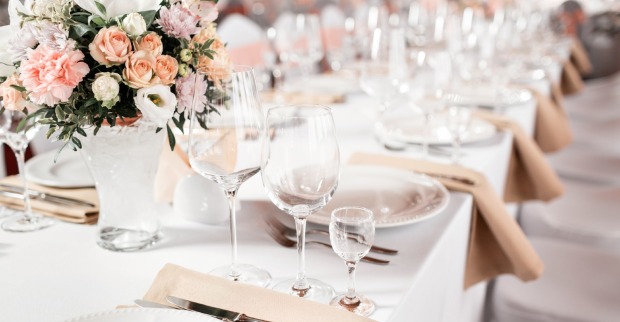 Hochzeitstisch mit Dekoration | Credit: iStock.com/Malkovstock