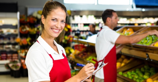 Mann und Frau arbeiten im Supermarkt| Credit: iStock.com/Wavebreakmedia